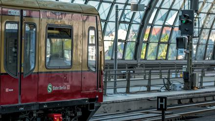 Eine S-Bahn hält im Berliner Hauptbahnhof