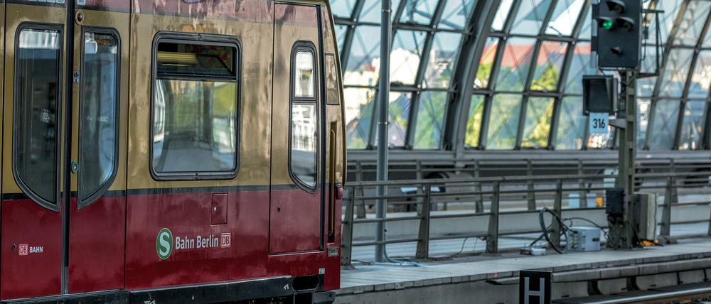 Eine S-Bahn hält im Berliner Hauptbahnhof