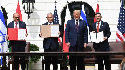 Die Außenminister von Bahrain und den Vereinigten Arabischen Emiraten, Abdullatif al-Zayani und Abdullah bin Zayed Al-Nahyan, posieren mit US-Präsident Donald Trump und Israels Premierminister Benjamin Netanjahu nach der Unterzeichnung einer Erklärung zur Aufnahme diplomatischer Beziehungen zu Israel im Weißen Haus in Washington D.C.