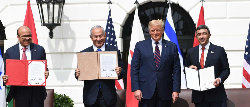 Die Außenminister von Bahrain und den Vereinigten Arabischen Emiraten, Abdullatif al-Zayani und Abdullah bin Zayed Al-Nahyan, posieren mit US-Präsident Donald Trump und Israels Premierminister Benjamin Netanjahu nach der Unterzeichnung einer Erklärung zur Aufnahme diplomatischer Beziehungen zu Israel im Weißen Haus in Washington D.C.