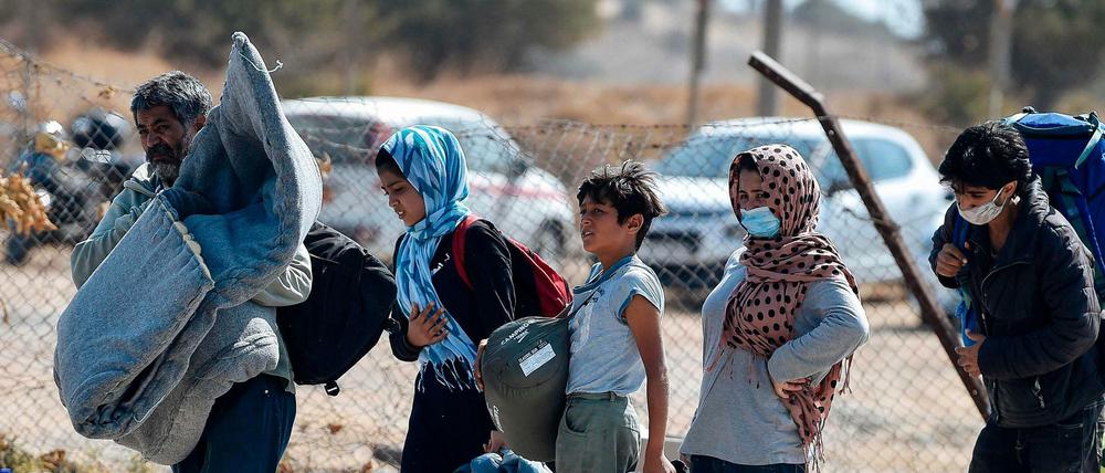 Eine Familie aus dem abgebrannten Lager Moria