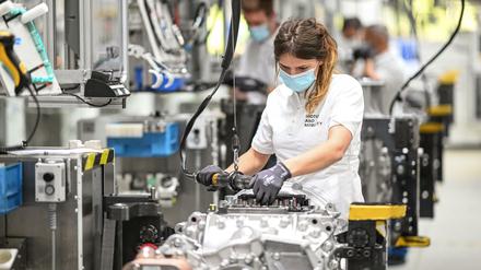 Eine Monteurin arbeitet in einem Werk des Automobilzulieferers ZF Friedrichshafen an ein Getriebe für Lastwagen. 