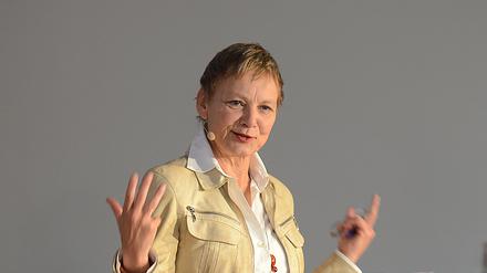 Sabine Kunst steht bei einem Vortrag an einem Rednerpult.