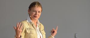Sabine Kunst steht bei einem Vortrag an einem Rednerpult.