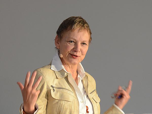 Sabine Kunst steht bei einem Vortrag an einem Rednerpult.
