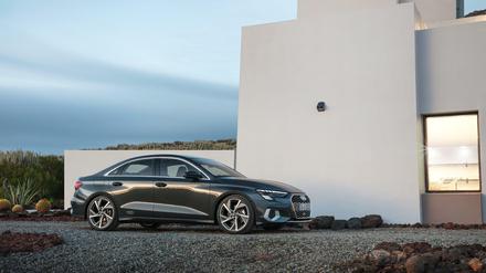 Licht und Schatten. Das Blechkleid des neuen Audi A3 - hier die Limousine - ist auf Taille geschnitten.