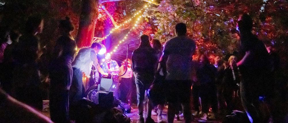 In der Hasenheide wurden im Sommer viele illegale Partys gefeiert. Steigen deswegen die Corona-Zahlen?
