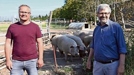 Brandenburgs Agrarminister Axel Vogel (re.) besucht Tino Ryll, der seine Produkte online und an lokale Läden verkauft.