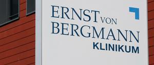 Razzia im Klinikum: Die Ermittler stellten am Mittwoch unter anderem Patientenakten sicher.