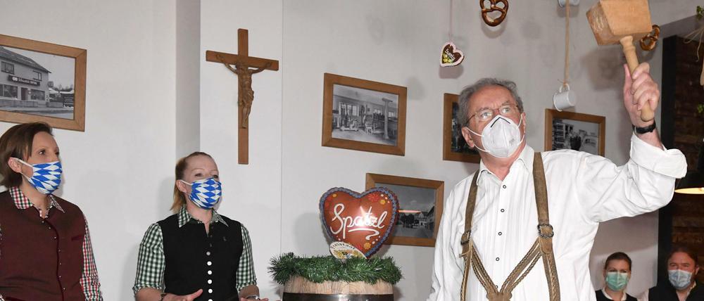 Münchens ehemaliger Bürgermeister Christian Ude zapft beim Anstich im Schillerbräu das erste Fass an.