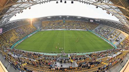 Einiges los. So viele Fans wie zuletzt in Dresden sind nicht mehr erlaubt. Foto: dpa