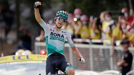 Lennard Kämna bejubelt seinen ersten Etappensieg bei der Tour de France. 