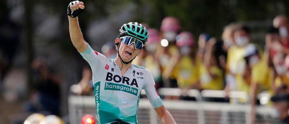 Lennard Kämna bejubelt seinen ersten Etappensieg bei der Tour de France. 