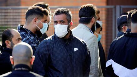 Arafat Abou-Chaker am Schöneberger Friedhof. Dutzende Polizisten begleiten die Beerdigung der Mutter des bekanntesten der sechs Abou-Chaker-Brüder.