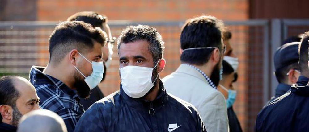 Arafat Abou-Chaker am Schöneberger Friedhof. Dutzende Polizisten begleiten die Beerdigung der Mutter des bekanntesten der sechs Abou-Chaker-Brüder.
