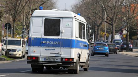Berlins Polizei wird am Freitag auch eine Bestattung im Blick haben.