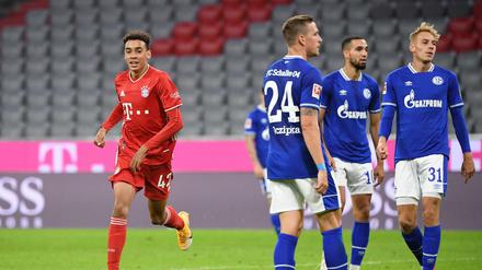 Einer jubelt, die anderen glotzen. Bayerns Jamal Musiala (l) freut sich über sein Tor zum 8:0.