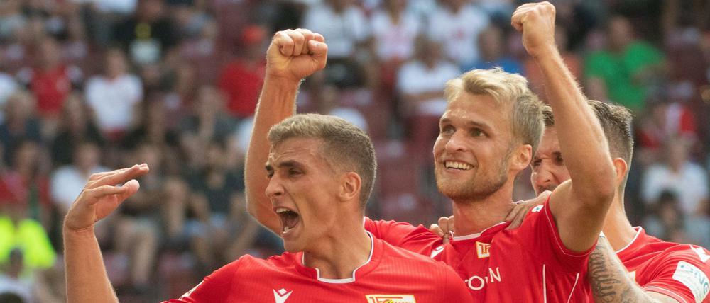 Sebastian Andersson bejubelt mit seinen Mitspielern das erste Tor (und den ersten Punkt) von Union in der Bundesliga.