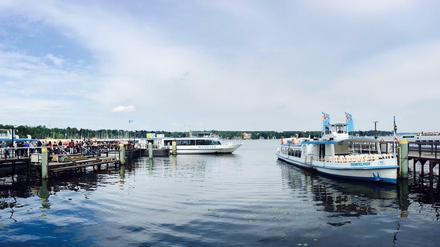 Am Hafen von Wannsee. Links die Warteschlangen vor der "MS Wannsee", rechts das Ersatzschiff "MS Tempelhof".