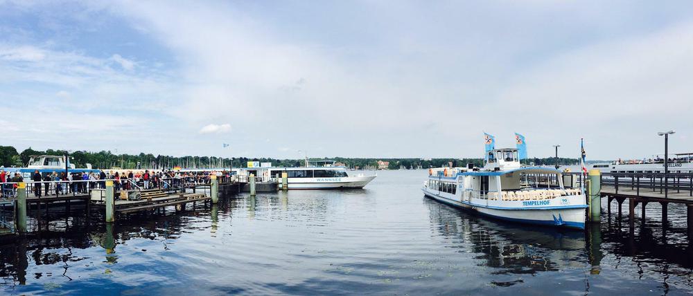 Am Hafen von Wannsee. Links die Warteschlangen vor der "MS Wannsee", rechts das Ersatzschiff "MS Tempelhof".