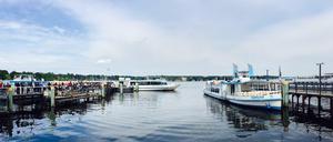 Am Hafen von Wannsee. Links die Warteschlangen vor der "MS Wannsee", rechts das Ersatzschiff "MS Tempelhof".