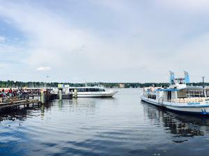 Am Hafen von Wannsee. Links die Warteschlangen vor der "MS Wannsee", rechts das Ersatzschiff "MS Tempelhof".