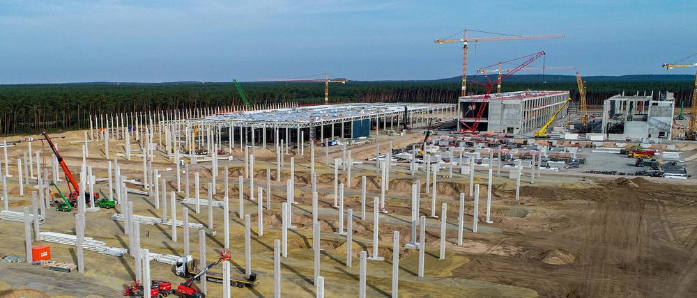 Die Baustelle der Tesla Gigafactory in Grünheide. Die ersten Rohbauten sind fertig.