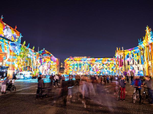 Rundumsicht: Am Bebelplatz sind die Staatsoper, die Hedwigskathedrale, das Hotel de Rome und die Juristische Fakultät der Humboldt-Universität illuminiert.