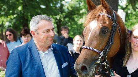 Stolzer Besitzer. Klaus Allofs mit Whizz Kid nach dessen Sieg im Juni vergangenen Jahres in Hoppegarten. 