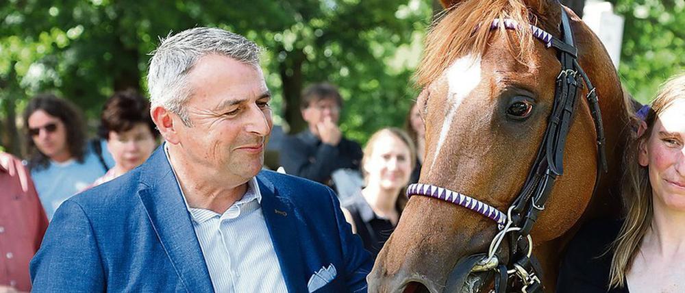 Stolzer Besitzer. Klaus Allofs mit Whizz Kid nach dessen Sieg im Juni vergangenen Jahres in Hoppegarten.