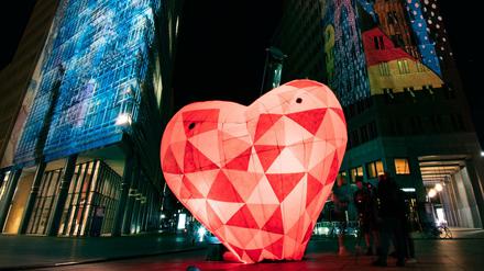 Rosarote Brille. Am Potsdamer Platz geht Berlin das Herz auf.