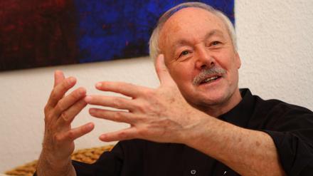 Günter Faltin, Hochschullehrer und Unternehmensgründer; fotografiert beim Interview in den Räumen der Projektwerkstatt in Berlin-Friedenau.