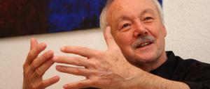 Günter Faltin, Hochschullehrer und Unternehmensgründer; fotografiert beim Interview in den Räumen der Projektwerkstatt in Berlin-Friedenau.