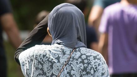Eine Frau mit Kopftuch (Symbolbild).