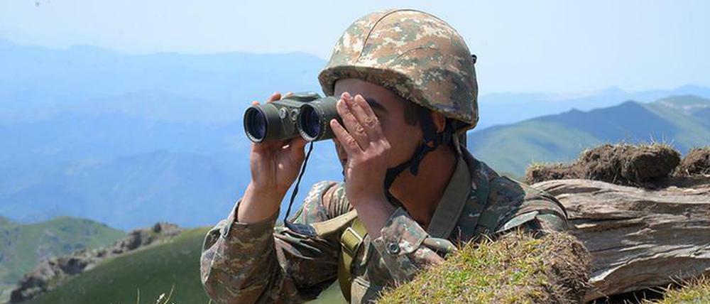 Ein armenischer Soldat beobachtet vor einigen Wochen im Grenzgebiet die Aserbaidschaner.