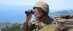 Ein armenischer Soldat beobachtet vor einigen Wochen im Grenzgebiet die Aserbaidschaner. 