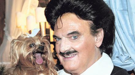 Unwirkliche Wirklichkeitsreste. Auch der Münchner Modedesigner und seine Terrier-Hündin Daisy haben bei Marcel Beyer ihren Auftritt.