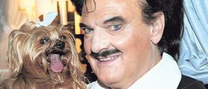 Unwirkliche Wirklichkeitsreste. Auch der Münchner Modedesigner und seine Terrier-Hündin Daisy haben bei Marcel Beyer ihren Auftritt.