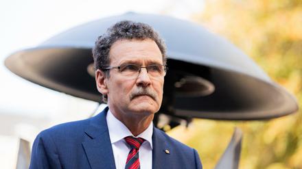Christoph Unger, Präsident des Bundesamts für Katastrophenhilfe (BBK), steht vor einer Sirene.