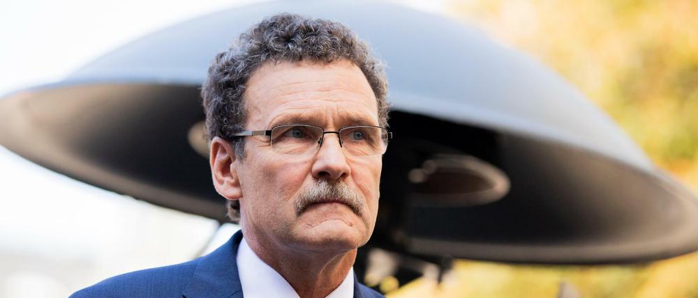 Christoph Unger, Präsident des Bundesamts für Katastrophenhilfe (BBK), steht vor einer Sirene.