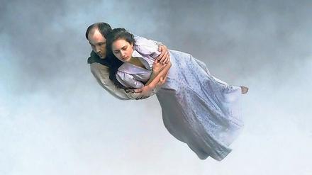 Ein Liebespaar entschwebt im Himmel. Roy Andersson dreht solche Szenen in seinem Studio.