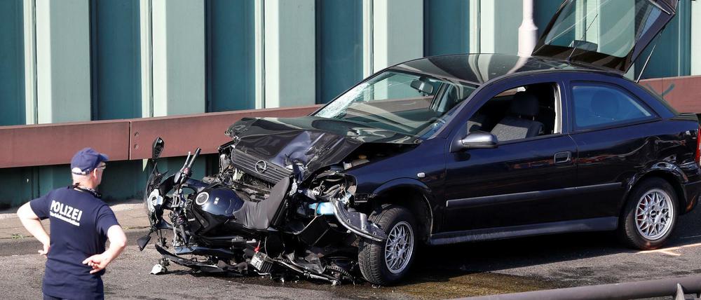 Der 30-jährige Täter aus dem Irak hatte es vor allem auf Motorrad- und Rollerfahrer abgesehen.