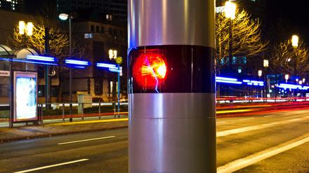 Eine Blitzer-Anlage wird am späten Abend von einem Fahrzeug ausgelöst. 