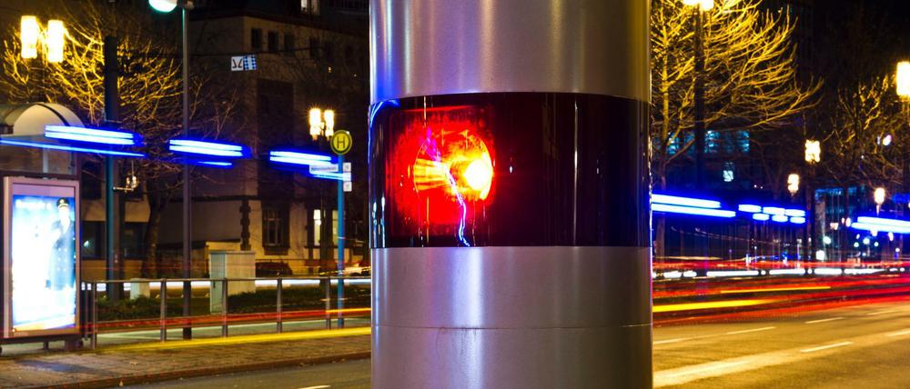 Eine Blitzer-Anlage wird am späten Abend von einem Fahrzeug ausgelöst.