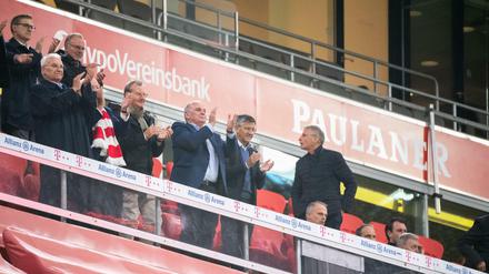 Ohne Abstand, ohne Maske. Die Chefs des FC Bayern und FC Schalke 04 stehen auf der Tribüne in der Münchner Arena.