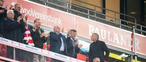 Ohne Abstand, ohne Maske. Die Chefs des FC Bayern und FC Schalke 04 stehen auf der Tribüne in der Münchner Arena.