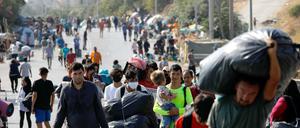 Die griechische Polizei hat damit begonnen, die verbliebenen Migranten aus dem abgebrannten Flüchtlingslager Moria zu holen.