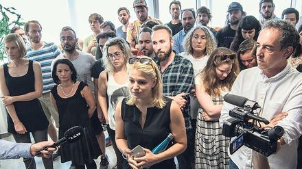 Neue Pläne.  Veronica Munk (mitte), stellvertretende Chefredakteurin des Internet-Portals index.hu und weitere Journalisten bei der letzten Redaktionssitzung. 