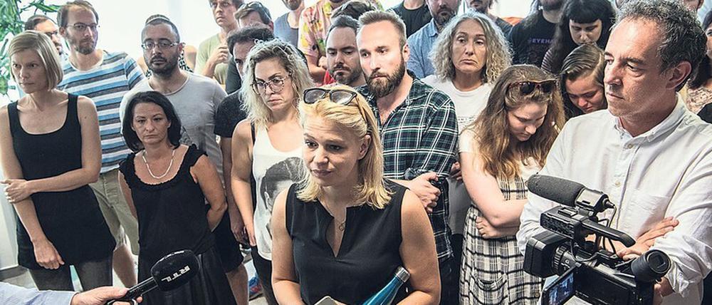 Neue Pläne.  Veronica Munk (mitte), stellvertretende Chefredakteurin des Internet-Portals index.hu und weitere Journalisten bei der letzten Redaktionssitzung. 