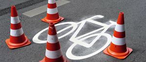 Ein Fahrrad-Piktogramm auf der Neuköllner Karl-Marx-Straße.
